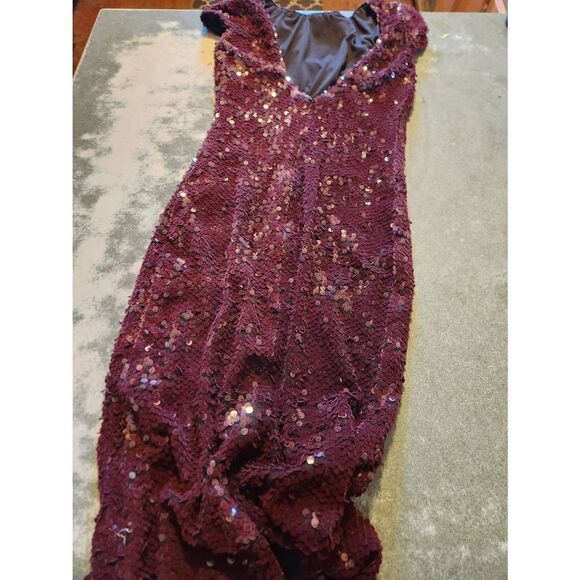 Dress the Population Marcella Velvet Sequined Midi with Slit / Burgundy / Small - Picture 5 of 5